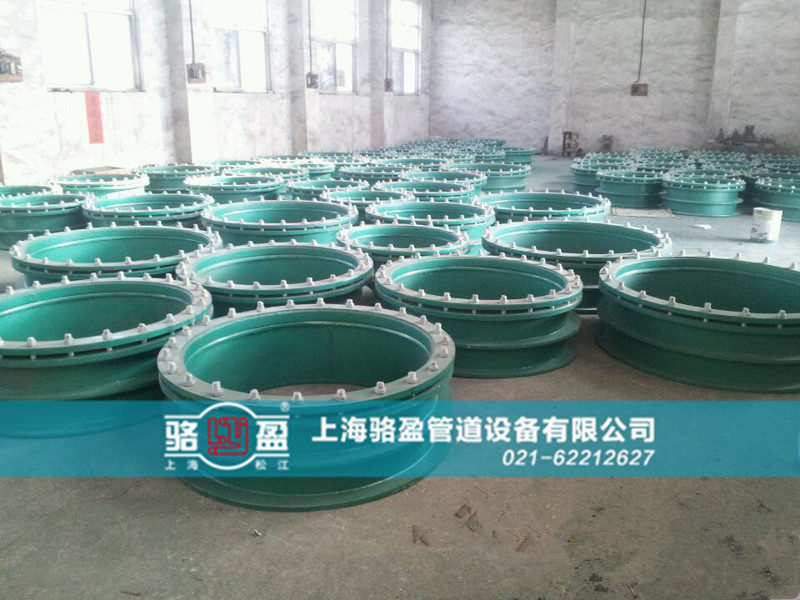 河南省駐馬店市正陽縣柔性人防套管發(fā)貨圖 /></p>人防套管主要應用于管道穿墻處不承受管道振動和伸縮變形的建筑物，一般情況下，如果只是考慮到管道的穿墻，不需考慮管道的位移變形，只需要選用人防套管。如果對于地震設防要求比較高的地區(qū)，在使用人防套管的同時應在該建筑物外墻管道設置柔性連接，從而達到墻體的防水目的。<br />    人防套管安裝說明：① 按照設計圖樣的要求，在建筑物上定出管道走向、位置和標高，確定支架的位置和數(shù)量 ② 安裝支架。根據確定好的支架位置和施工現(xiàn)場的實際情況，選定支架的安裝方式，將支架安裝到位③ 預制管段。根據施工圖，根據施工現(xiàn)場的實際情況，按照測線的方法，繪制各段管線加工圖，將劃分加工好的管段，分段下料，編好序號，開好坡口，以備組對④ 管道就位。把預制好的管段安放到支架上，并采取臨時固定措施⑤ 管道連接。將安放好的管道，對好管口，用焊接的方法，連成管線 ⑥ 找好坡度。按設計要求，找好管線坡度。事實上，坡度在支架安裝時就已找好，管道連接后，再檢查校對一下，檢查校對合格，把管線固定在支架上。<br />    在使用人防套管的時候，還應該注意管子內徑與人防套管外徑保持一致。如果在人防套管安裝后發(fā)現(xiàn)管道出現(xiàn)縫隙，可以采用柔性石棉材料進行填充。<br />    駱盈管道專業(yè)生產人防套管。人防套管主要應用于管道穿墻處不承受管道振動和伸縮變形的建筑物，一般情況下，如果只是考慮到管道的穿墻，不需考慮管道的位移變形，只需要選用人防套管。駱盈生產的河南省駐馬店市正陽縣<a href=http://www.luoying168.com target=_blank class=infotextkey>鴨嘴閥</a>能夠實現(xiàn)污水的正向流出反向止逆的功能，產品質量符合~標準。駱盈管道專業(yè)生產二十多種不同類型的<a href=http://www.luoying168.com target=_blank class=infotextkey>鴨嘴閥</a>，產品質量符合~標準，并且我公司長期與國內的一大批知名的鋼鐵閥門廠家進行合作并建立深厚的合作友誼，產品質量經得起實踐的檢驗，專業(yè)致力于管道行業(yè)二十多年，駱盈品質值得您的信賴。駱盈管道作為專業(yè)的生產鴨嘴閥廠家，產品質量經得起實踐的檢驗，駱盈產品不僅性能優(yōu)良，而且鴨嘴閥價格也是十分的優(yōu)惠。河南省駐馬店市正陽縣鴨嘴閥哪家好，駱盈管道是選。<p style=