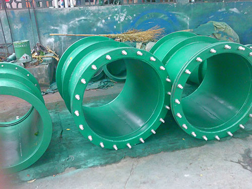 四川省瀘州市江陽區(qū)大口徑柔性人防套管噴涂現(xiàn)場